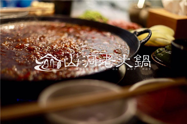 重庆吃火锅哪里***正宗？这家店回头客超极多！