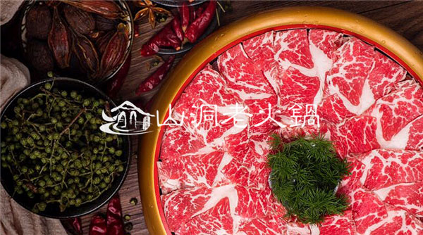 重庆火锅店哪家***出名？这家店是网红聚集地！