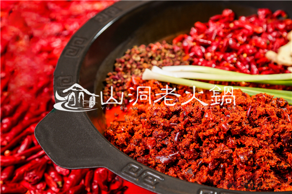 重庆***出名的火锅品牌？渝山洞老火锅当之无愧！