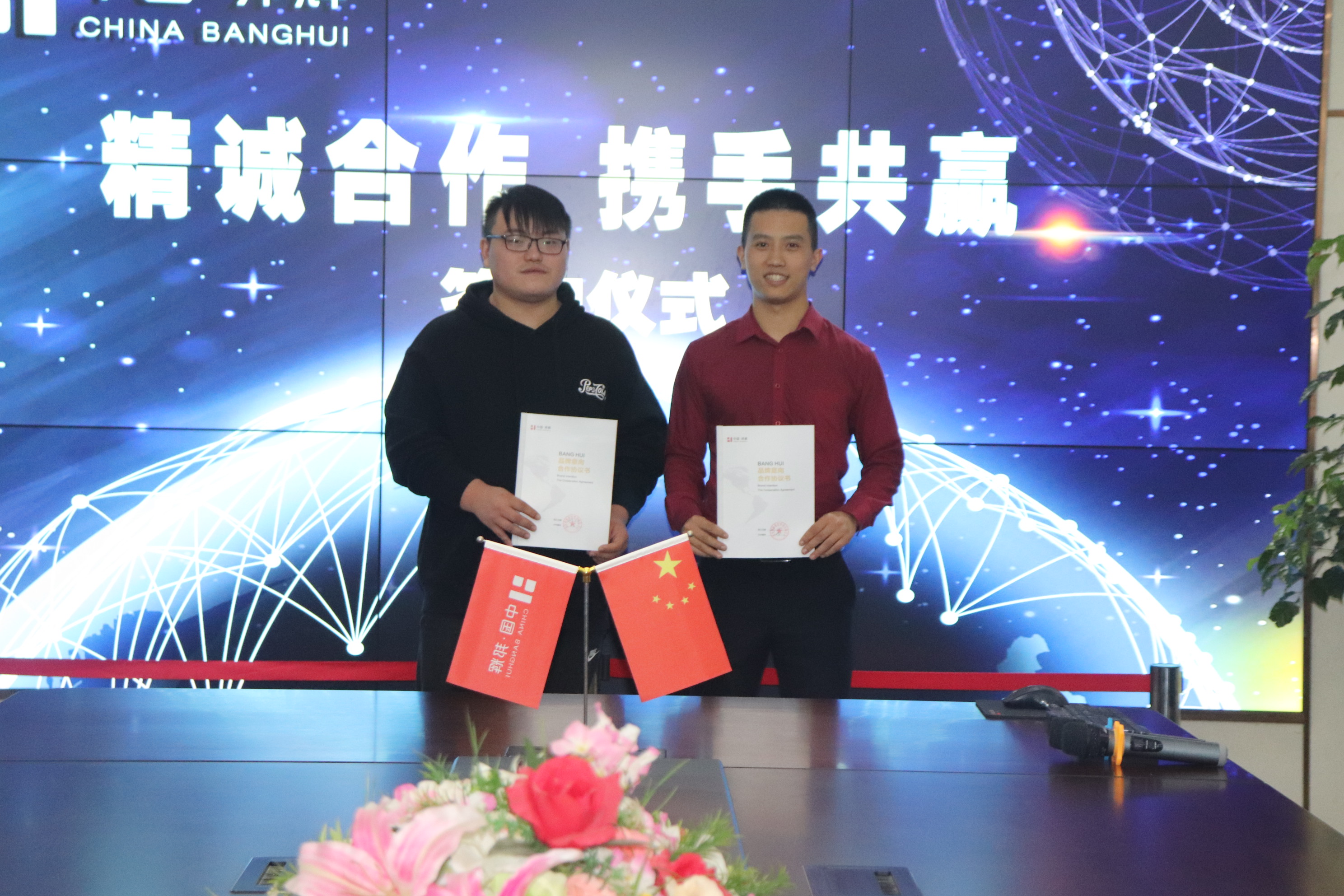 重庆火锅加盟哪家好？江苏泰州孙总成功签约山城防空洞