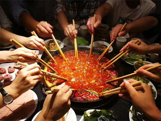 寒冷秋日必需品——麻辣重点老火锅不能少