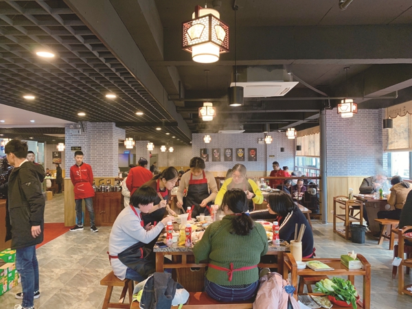 重庆十大火锅店加盟：加盟山城小龙女让你轻松赚大钱！