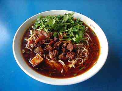 加盟牛肉面赚钱吗?重庆老五牛肉面生意火爆