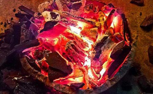 百草味果木炭火烤肉、引领烤肉新潮流