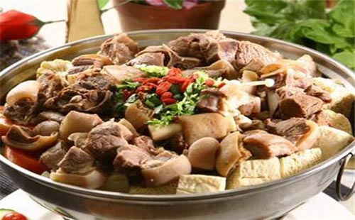 冬天开家羊肉火锅店多少钱？