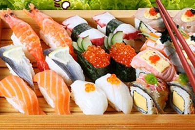 开伊秀手握寿司加盟店：轻松经营开店
