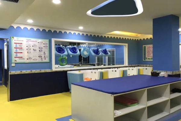 小鸭先知游泳馆加盟费多少