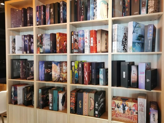 年轻人掘金剧本杀：“为爱发电”难为继，盗版、倒闭潮与开店潮齐飞