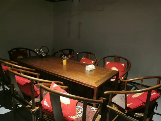 年轻人掘金剧本杀：“为爱发电”难为继，盗版、倒闭潮与开店潮齐飞