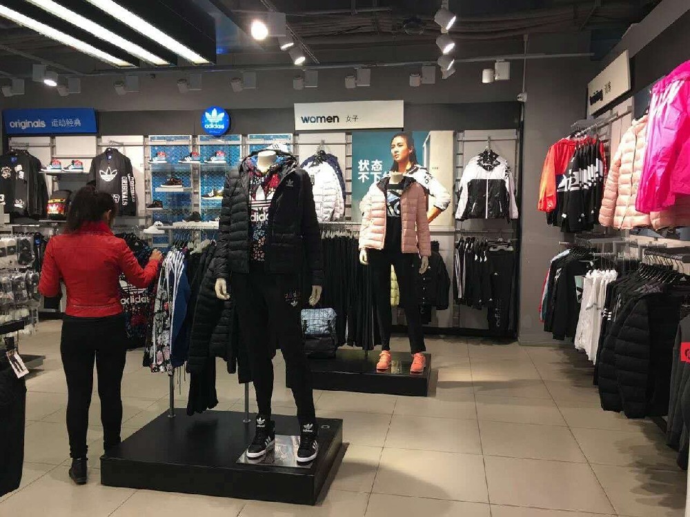 耐克阿迪折扣店加盟：顾客少意味着利润低吗？耐克阿迪等优质正品货源渠道