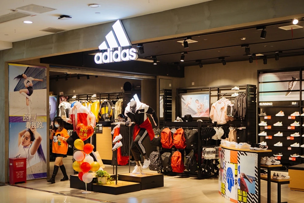如何在满大街的耐克阿迪折扣店竞争中脱颖而出？