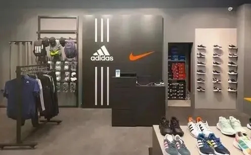 耐克阿迪折扣店的拿货量由什么决定？