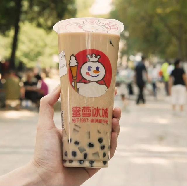 蜜雪冰城疯狂“圈店”，加盟商吐槽不赚钱，每天卖几百杯也回不了本