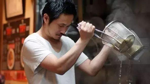 只有9个座位，每天只卖150碗拉面，却是全球***