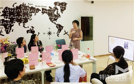 IFC国际金融中心高峰汇：芮思琳女性企业家交流