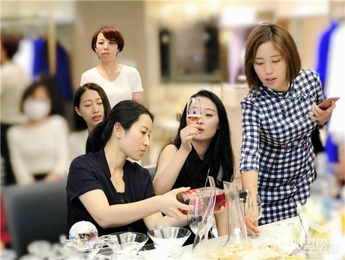 寻找您的型与色 英国芮思琳时尚女性高端沙