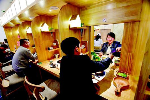 网红餐厅与众不同 开创“脱单”火锅新模式?