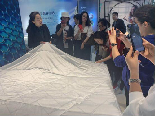 受家纺企业明超家纺邀请，达令家店主代表参观了明超家纺的生产线